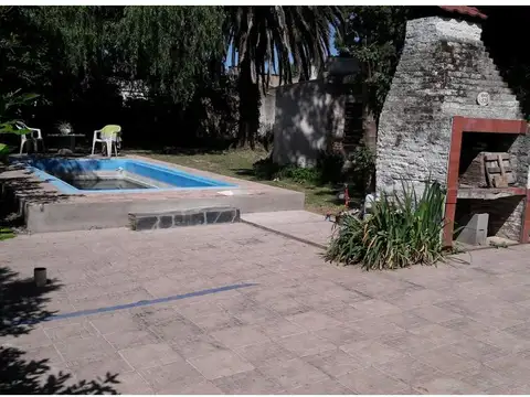 CASA 5 AMBIENTES SOBRE 500 M2 DE LOTE ,CON PILETA!