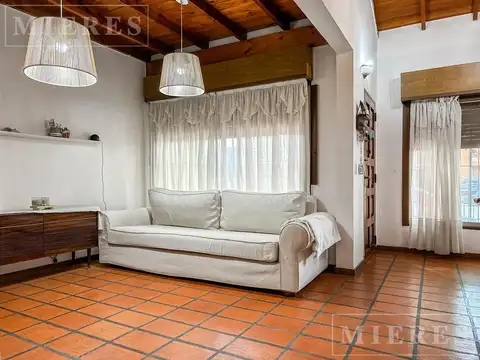 Casa 6 ambientes con 2 baños