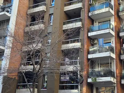 Muy lindo 2 ambientes al frente. Súper luz. Muy buen estado