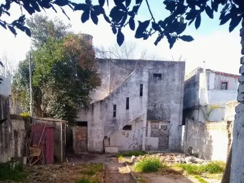 Lote de 8.66 x 34, con construccion de 4 ambientes a refaccionar, con terraza y amplio jardin