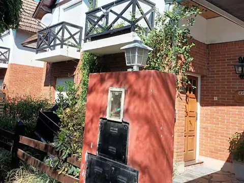 CASA 4 AMBIENTES EN VENTA BURZACO CON JARDIN