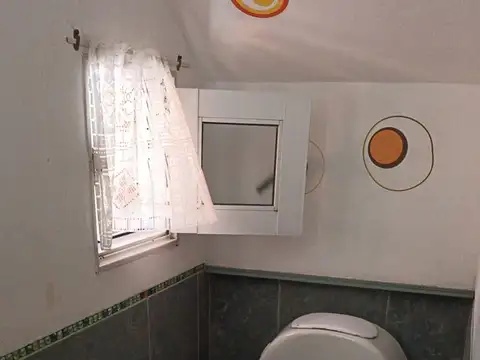 CASA 4 AMBIENTES EN VENTA BURZACO CON JARDIN