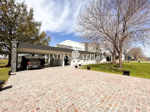 Casa en Venta con 8 cocheras