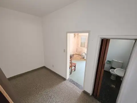 Casa 6 ambientes con 2 baños