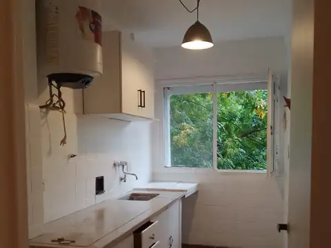 DEPARTAMENTO DE 2 AMBIENTES AL FRENTE PISO 1º POR ESCALERA. MUY LUMINOSO CON BALCON