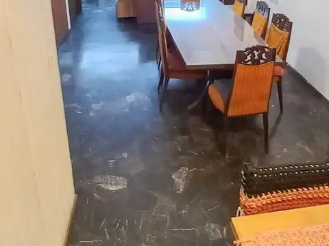 Departamento de 4 ambientes al frente con dep y cochera.