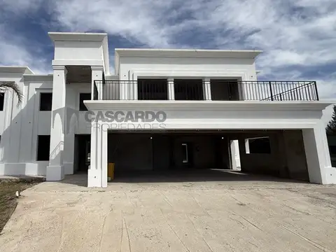 Casa de 7 ambientes con piscina y quincho con vista al campo de golf.