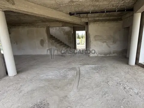 Casa de 7 ambientes con piscina y quincho con vista al campo de golf.