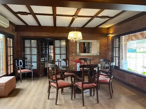 Casa en Venta con 3 cocheras