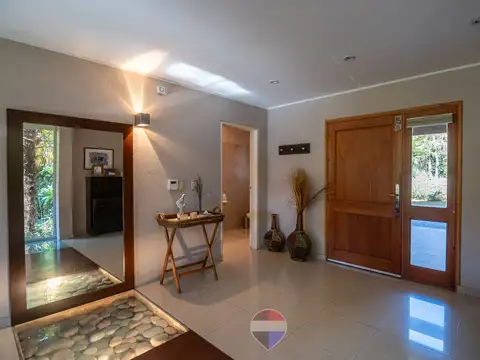 Avenida José María Eguía Zanón 10100