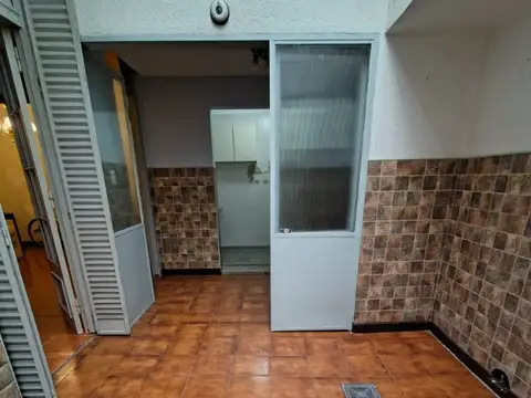 AMPLIO TIPO CASA – RECICLADO – EN INMEJORABLE ESTADO – PLAYROOM -2 PATIOS CUBIERTO – TERRAZA