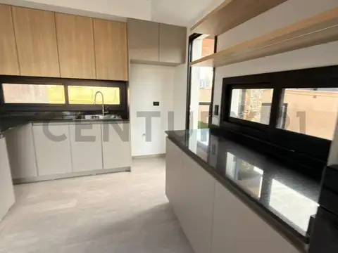 CASA PETRA EN VENTA - BARRIO ESTANCIA BULNES