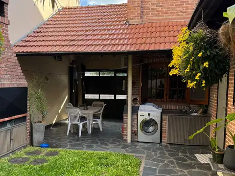 VENTA DE CASA DE 6 AMBIENTES CON PATIO Y COCHERA