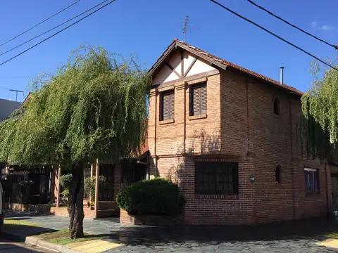 VENTA DE CASA DE 6 AMBIENTES CON PATIO Y COCHERA