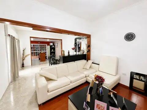 Casa 4 ambientes con 2 baños