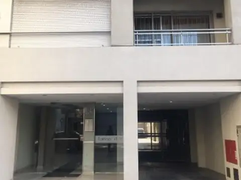 Cochera cubierta c/porton a control remoto en edificio. Excelente ubicación 