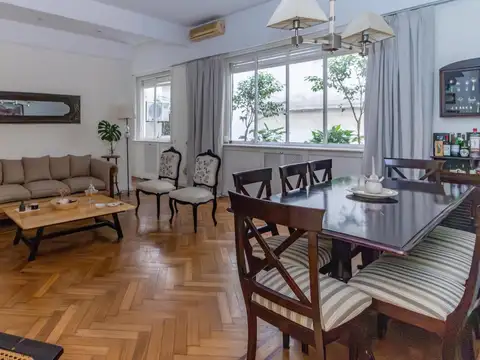 Gran semipiso de 3 amplios amb c/dep. Edificio de estilo en lo mejor de Recoleta