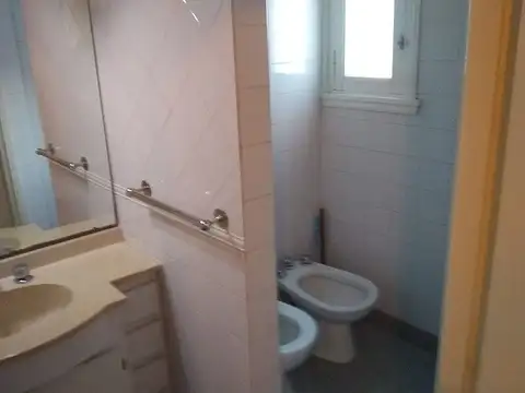 Chalet de cuatro dormitorios a tres cuadras del mar y a tres de la peatonal 