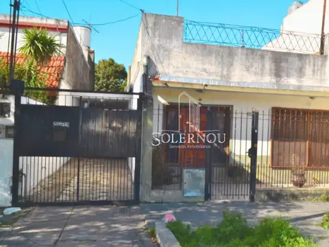 PH 5 ambientes, jardin y cochera techada amplia.