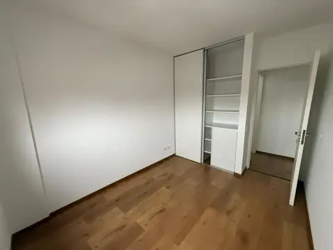 Departamento dos dormitorios con cochera en planta baja