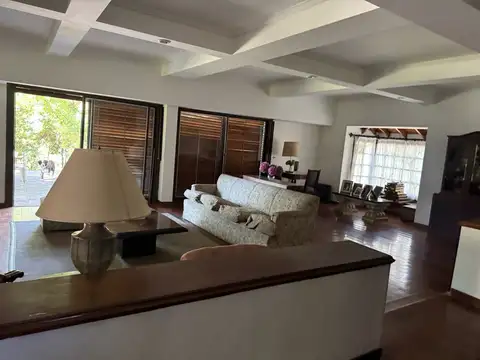 Casa 11 ambientes con 5 baños