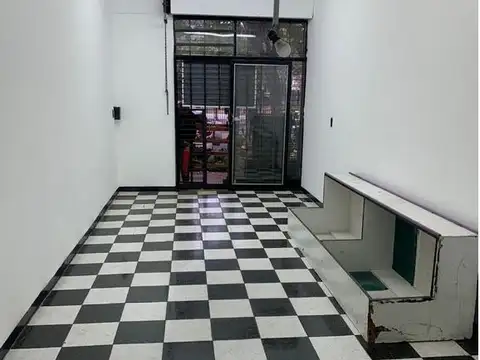 Local frente a plaza - 3x7 mts VENTA