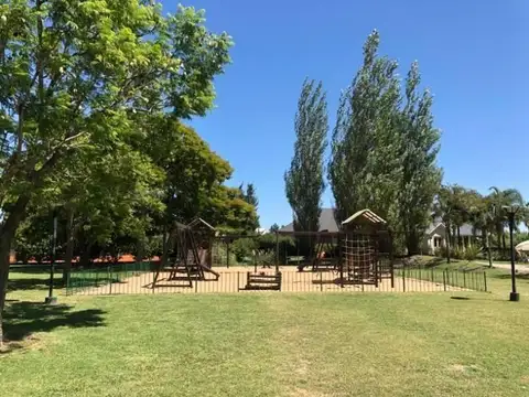 Casa en Alquiler con 4 cocheras