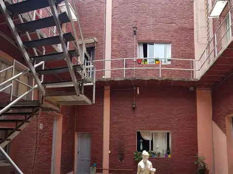 Cochabamba al 400, San Telmo. Departamento de 2 ambientes. Loft. Superficie total y cubierta: 60 m2. Dúplex (2 plantas). Reciclado. Impecable. Luminoso. Bajas expensas. Apto crédito hipotecario. Tiene gas natural.