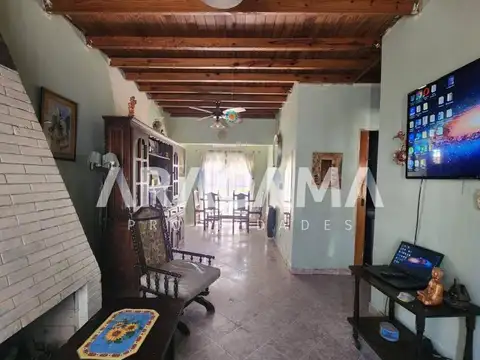 Casa 4 ambientes con 2 baños