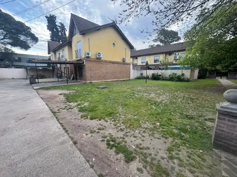Casa en Alquiler con 1 cochera