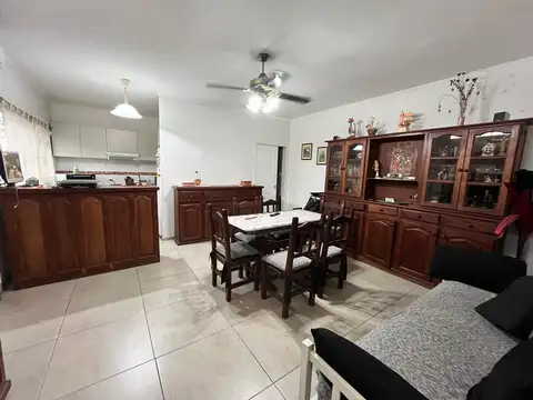 Importante casa en venta con local y cocheras en Villa Ballester