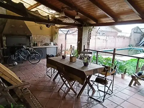 Casa 6 ambientes con 2 baños