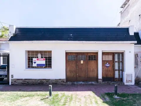 CASA DE 3 AMB - CON PATIO Y COCHERA/ BANFIELD