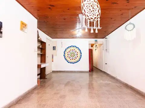 CASA DE 3 AMB - CON PATIO Y COCHERA/ BANFIELD