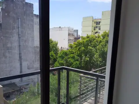 Ideal oficina. apto profesional. Depto 35 m² en alquiler con balcón a cuadras del Congreso Nacional.