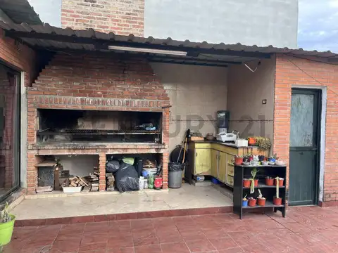 Casa 4 ambientes con 2 baños