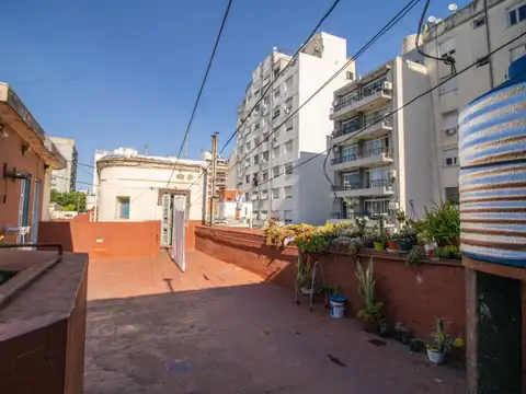 Amplia Casa de 2 entradas - planta baja,, 1ero y 2do piso. - Patios y Terraza - 505m² - Congres...