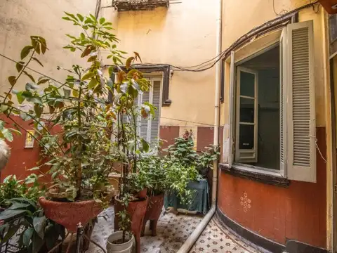 Amplia Casa de 2 entradas - planta baja,, 1ero y 2do piso. - Patios y Terraza - 505m² - Congres...