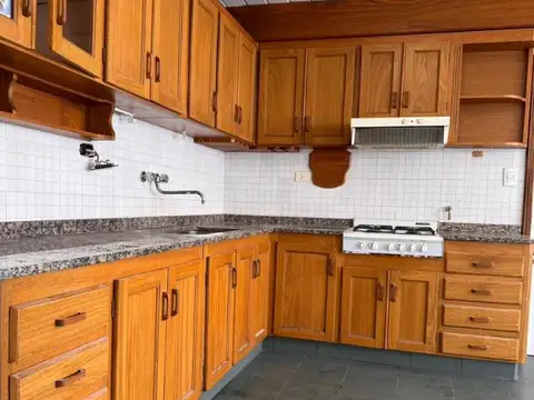 Casa 4 ambientes con 2 baños