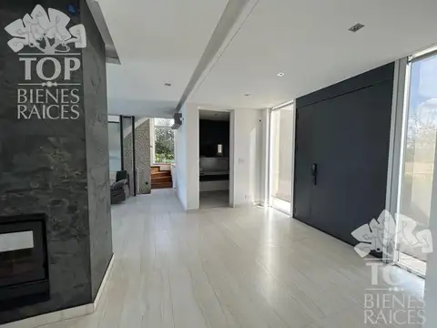 Casa en El Canton Islas a la laguna