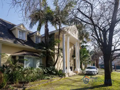 Casa en Venta con 2 cocheras