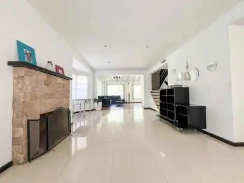 Casa 8 ambientes con 3 baños