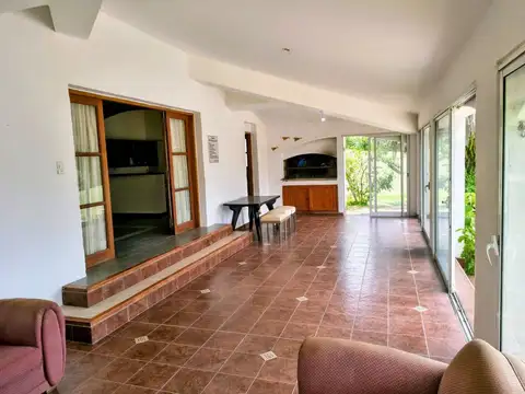 Casa en Venta con 3 cocheras