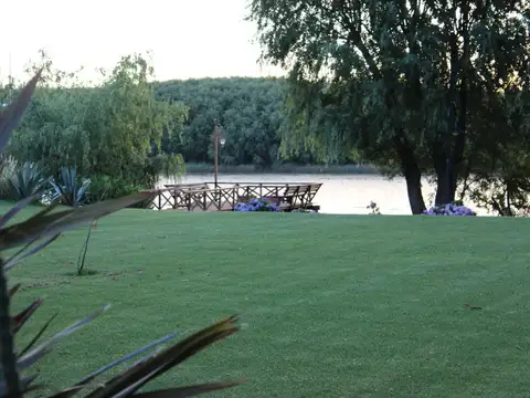 Terreno en venta con costa, sobre el río San Antonio dentro del Country Náutico Isla Santa Mónica