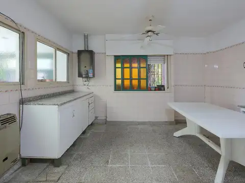 Casa 6 ambientes con 2 baños