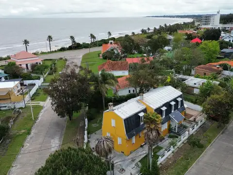 VENTA HERMOSA CASA 8 DORMITORIOS EN LA FLORESTA