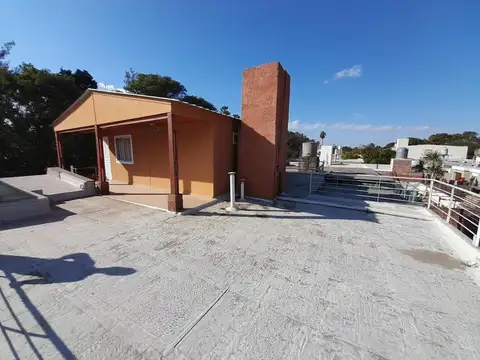 Casa 6 ambientes con 2 baños