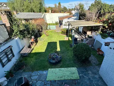 Chalet 4 amb.  con amplio fondo DE 8.66 X 24 piscina de fibra y dto de 2 amb. o quincho al fondo