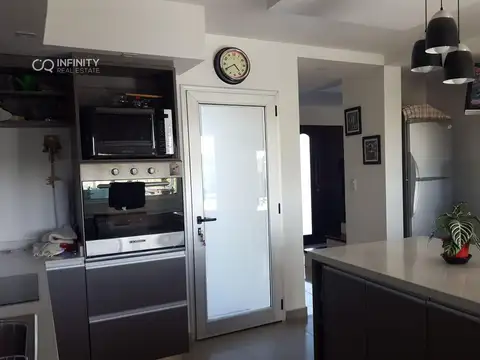 Casa 6 ambientes con 2 baños