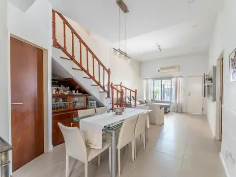 Casa 7 ambientes con 2 baños